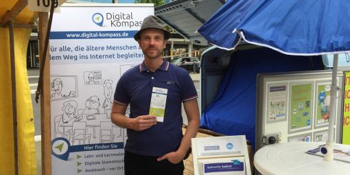 Man sieht einen Mann am Stand des Digital Kompasses