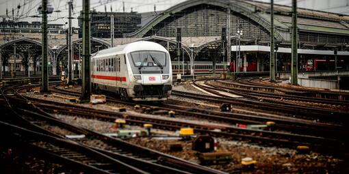 Ein ICE der Deutschen Bahn fährt aus dem Hauptbahnhof raus.