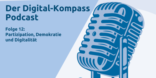 Grafik mit Schfrit und einen Mikrofon.Der Digital-Kompass Podcast ist zu lesen