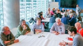 Senioren bei einem Workshop in einem Konferenzraum