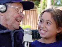 Großvater singt mit Enkelin ins Mikrofon