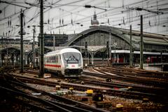 Ein ICE der Deutschen Bahn fährt aus dem Hauptbahnhof raus.