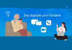 Eine Studentin erklärt digital einer Seniorin eine Funktion am Smartphone. 