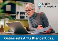 Vorderseite der Postkarte Digitales Rathaus 1: Ältere Dame vor dem Laptop und einem Blatt Papier in der Hand mit dem Text: Online aufs Amt? Klar geht das.